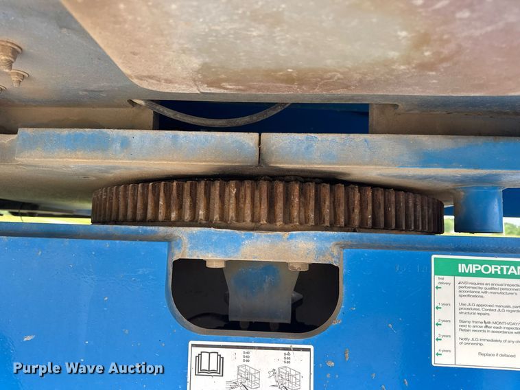 image for item DV4095 2010 Genie S-60 boom lift