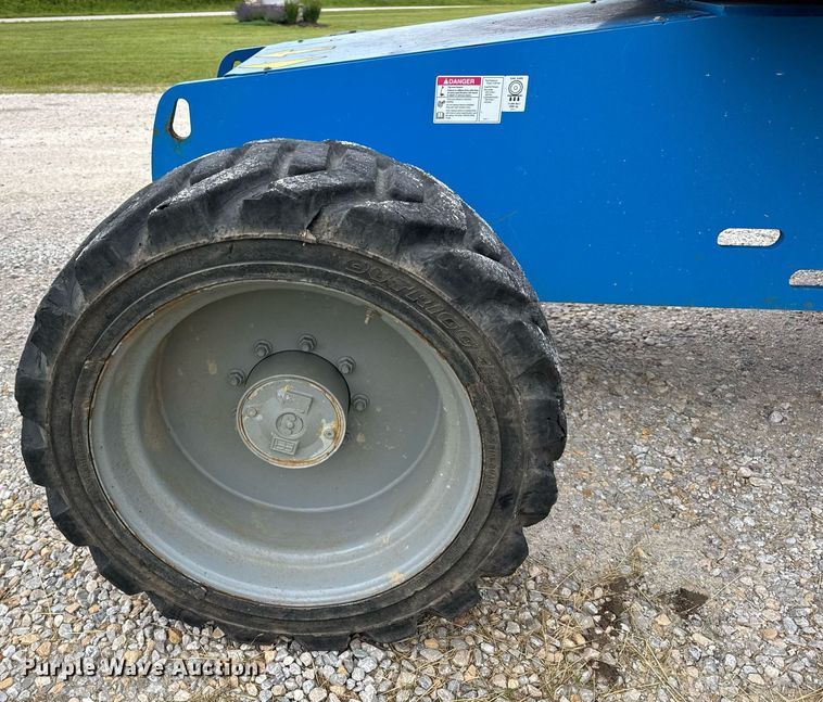 image for item DV4095 2010 Genie S-60 boom lift