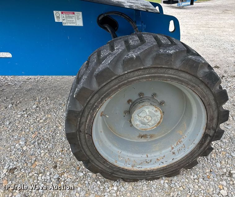 image for item DV4095 2010 Genie S-60 boom lift