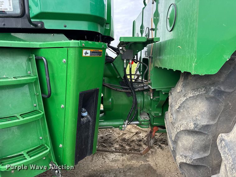 image for item DV4109 2015 John Deere 9520R Scraper Special 4WD tractor