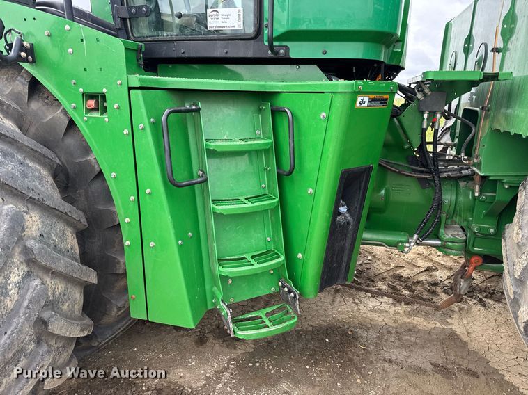 image for item DV4109 2015 John Deere 9520R Scraper Special 4WD tractor