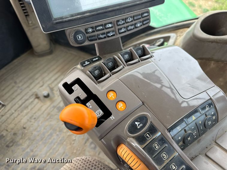 image for item DV4109 2015 John Deere 9520R Scraper Special 4WD tractor