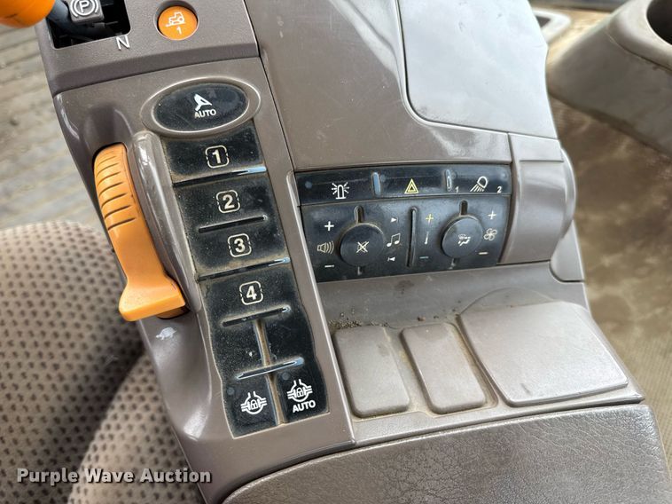 image for item DV4109 2015 John Deere 9520R Scraper Special 4WD tractor