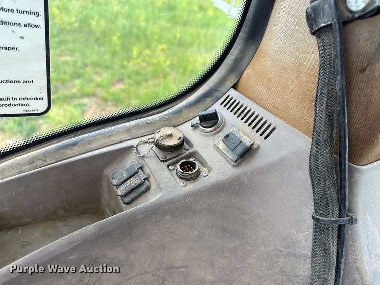 image for item DV4109 2015 John Deere 9520R Scraper Special 4WD tractor