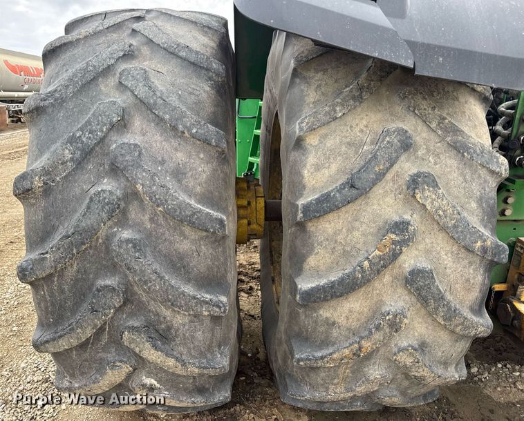 image for item DV4109 2015 John Deere 9520R Scraper Special 4WD tractor