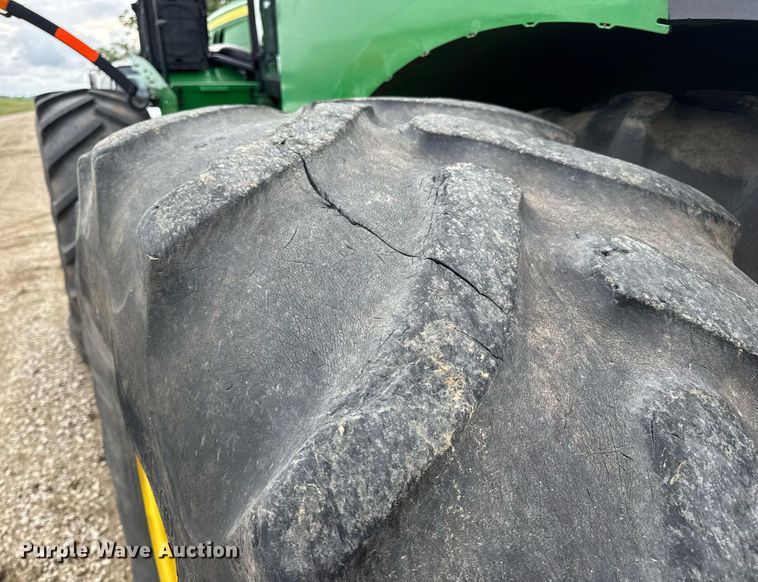 image for item DV4109 2015 John Deere 9520R Scraper Special 4WD tractor