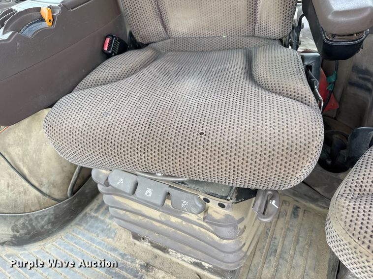 image for item DV4118 2013 John Deere 9560R Scraper Special 4WD tractor