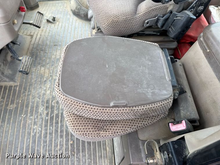 image for item DV4118 2013 John Deere 9560R Scraper Special 4WD tractor