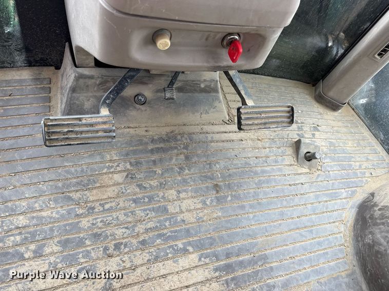 image for item DV4118 2013 John Deere 9560R Scraper Special 4WD tractor