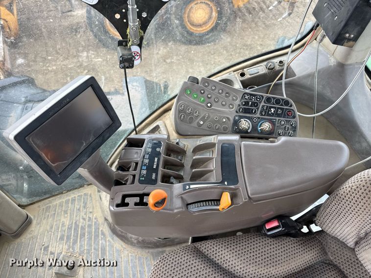 image for item DV4118 2013 John Deere 9560R Scraper Special 4WD tractor