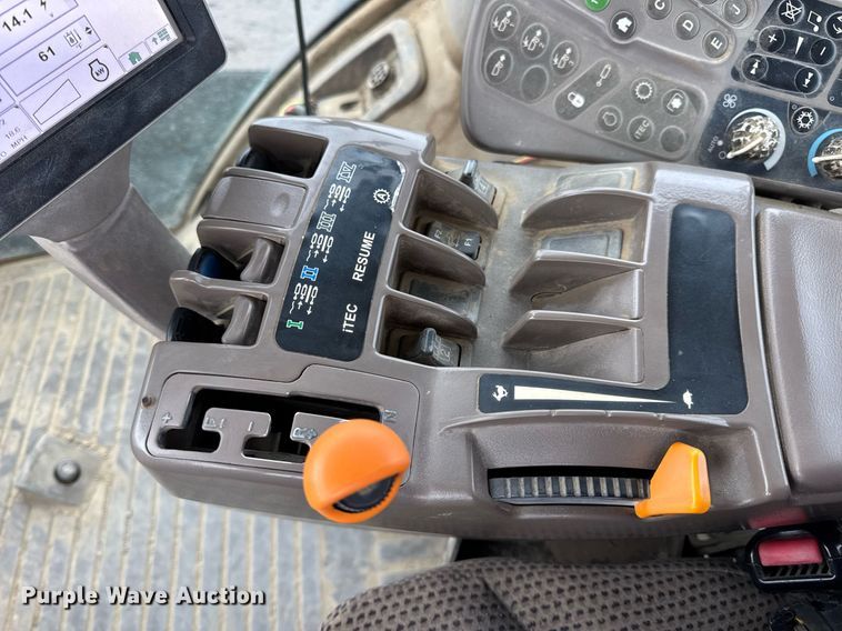 image for item DV4118 2013 John Deere 9560R Scraper Special 4WD tractor