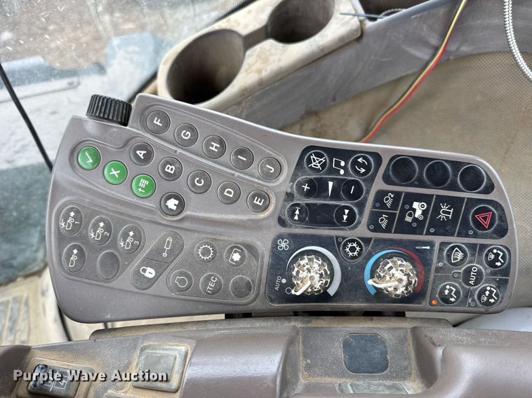 image for item DV4118 2013 John Deere 9560R Scraper Special 4WD tractor