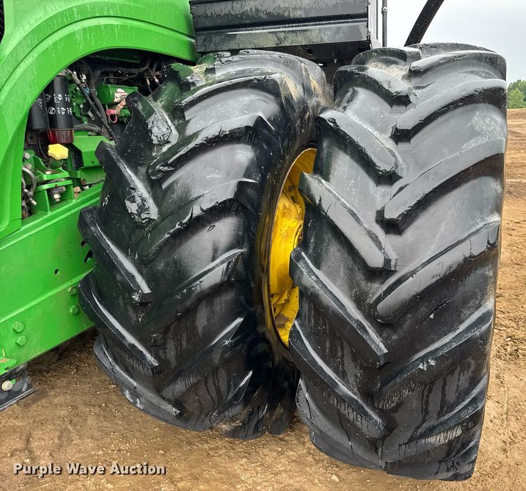 image for item DV4118 2013 John Deere 9560R Scraper Special 4WD tractor