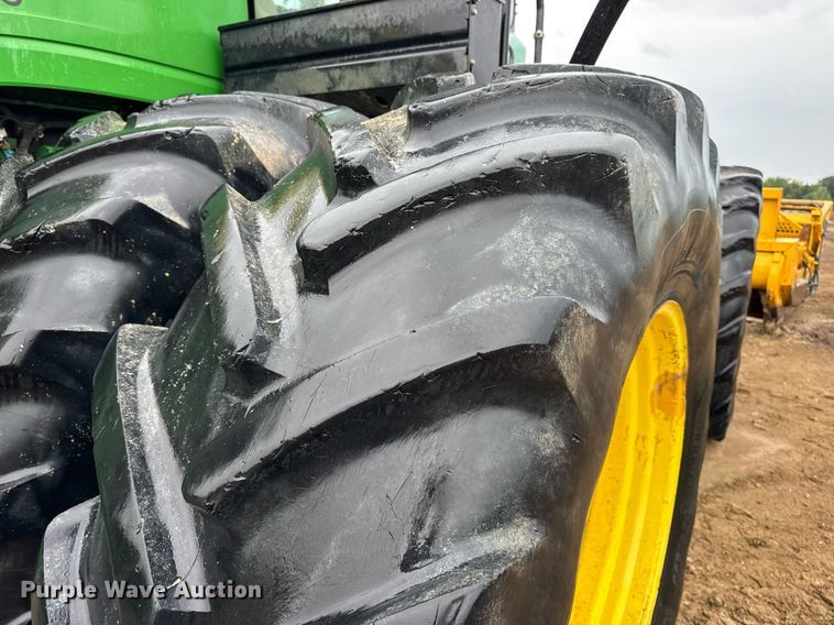 image for item DV4118 2013 John Deere 9560R Scraper Special 4WD tractor