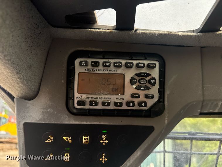 image for item DW1986 2016 Volvo MCT135C tracked skid steer loader