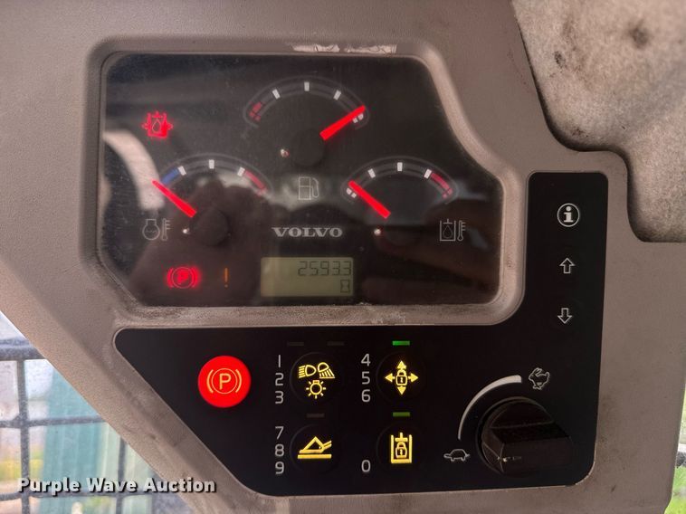 image for item DW1986 2016 Volvo MCT135C tracked skid steer loader