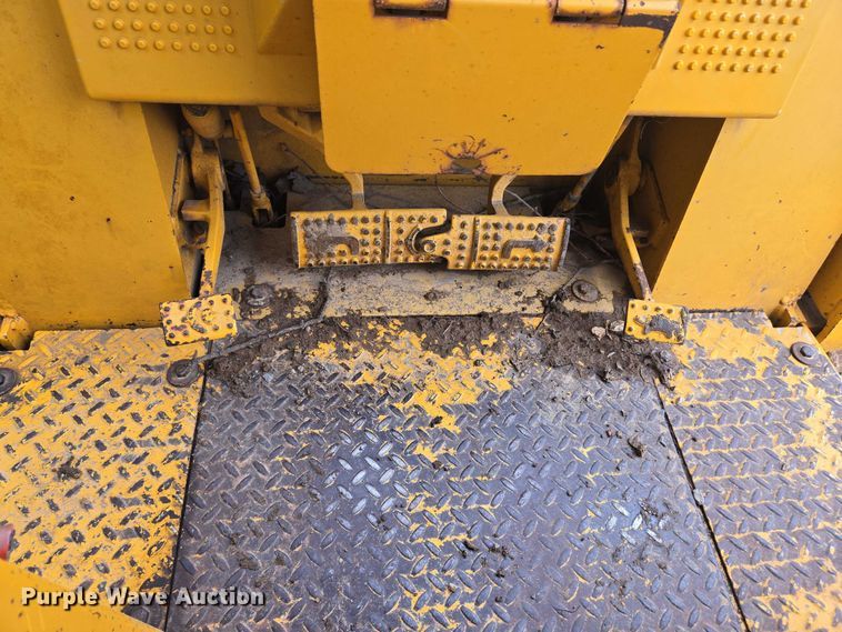 image for item DW7034 1989 John Deere 555G track loader