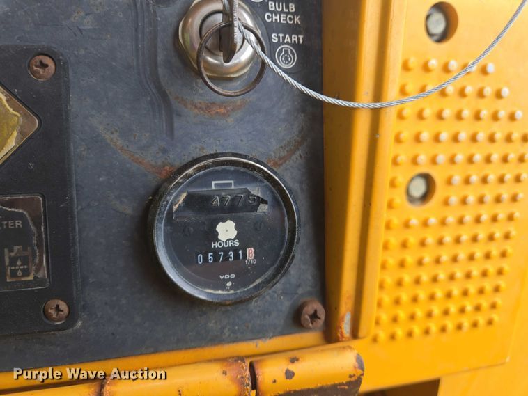 image for item DW7034 1989 John Deere 555G track loader