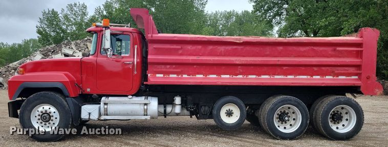 image for item DX6984 1999 Mack RD688S dump truck
