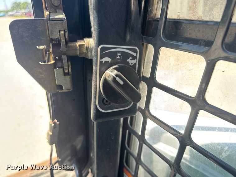 image for item DY0001 2015 Bobcat S590 skid steer loader