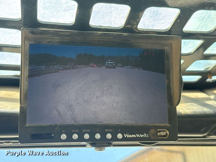 image for item DY0001 2015 Bobcat S590 skid steer loader