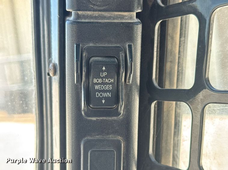 image for item DY0001 2015 Bobcat S590 skid steer loader