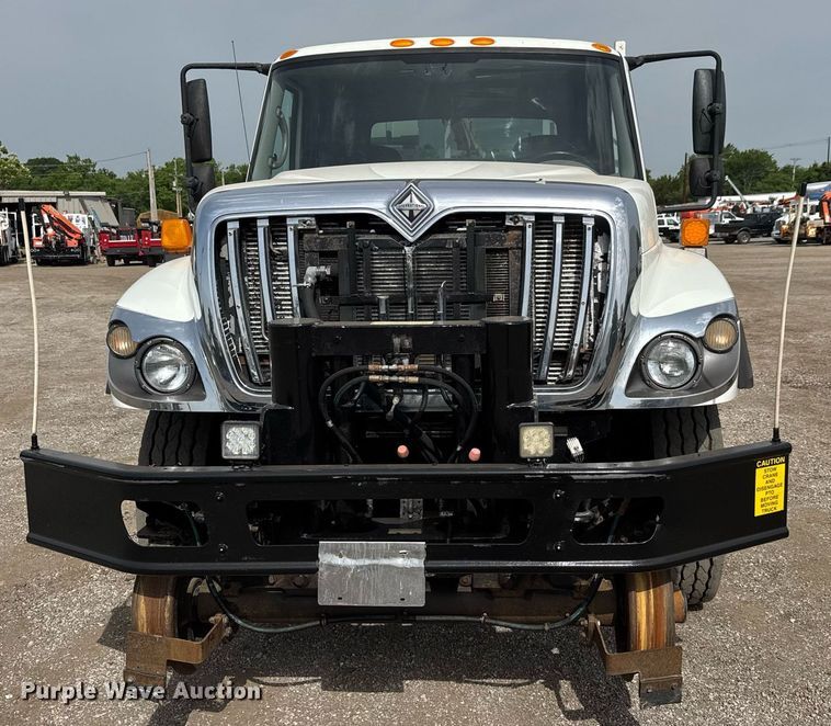 image for item DY0010 2009 International 7500 crane truck