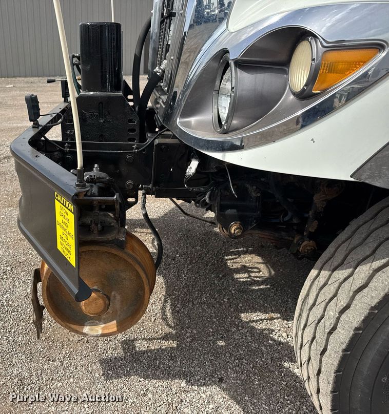 image for item DY0010 2009 International 7500 crane truck