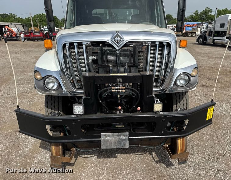 image for item DY0010 2009 International 7500 crane truck