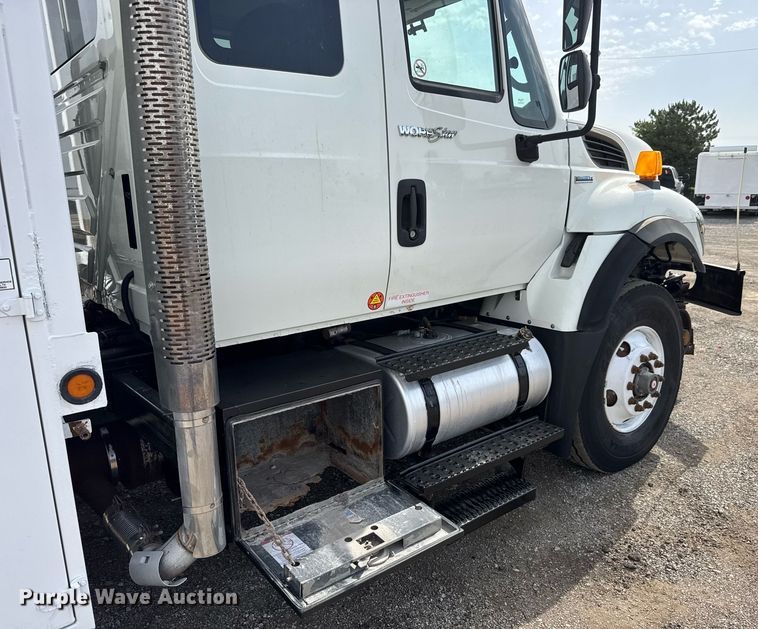 image for item DY0010 2009 International 7500 crane truck