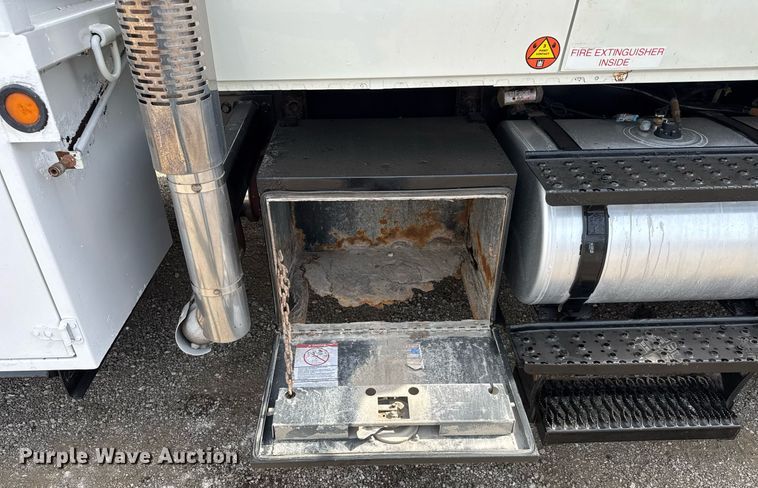 image for item DY0010 2009 International 7500 crane truck