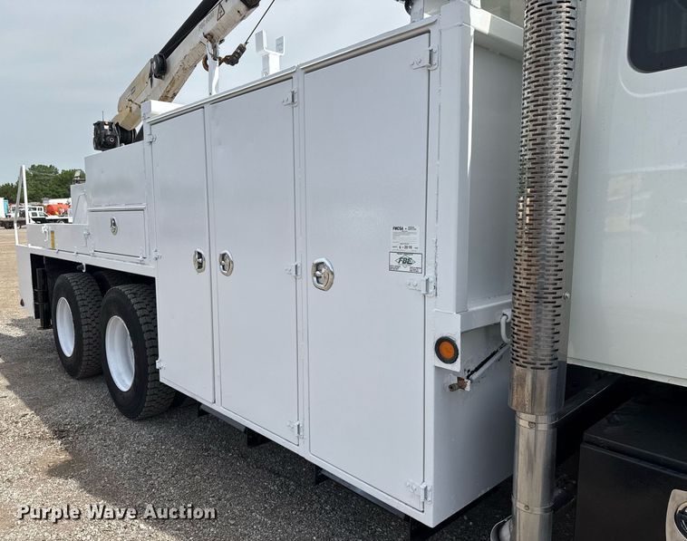 image for item DY0010 2009 International 7500 crane truck