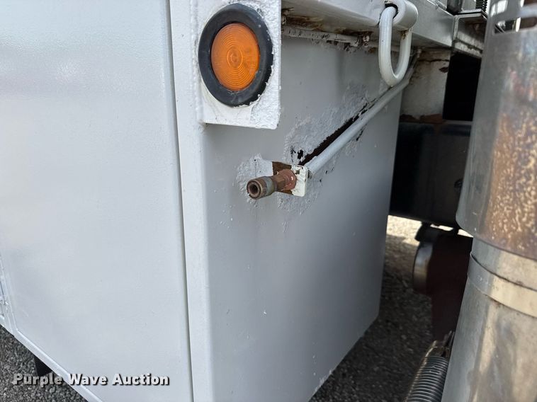 image for item DY0010 2009 International 7500 crane truck