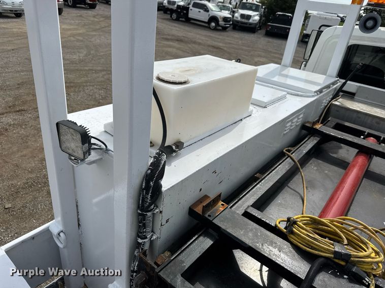 image for item DY0010 2009 International 7500 crane truck