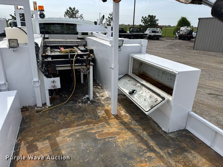 image for item DY0010 2009 International 7500 crane truck