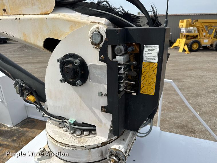 image for item DY0010 2009 International 7500 crane truck