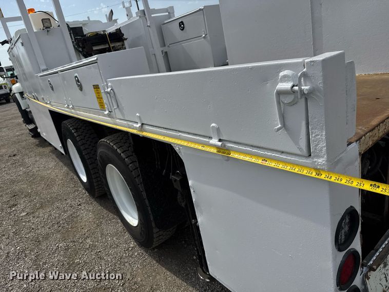 image for item DY0010 2009 International 7500 crane truck