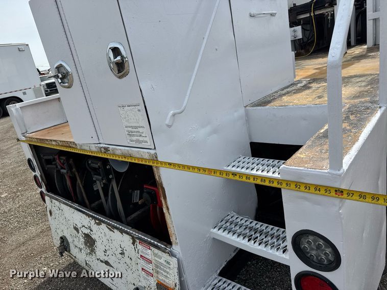 image for item DY0010 2009 International 7500 crane truck