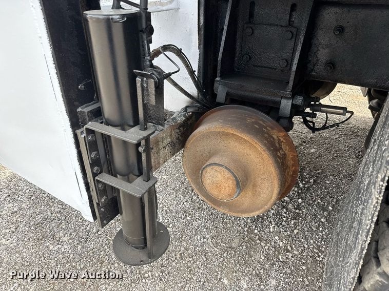 image for item DY0010 2009 International 7500 crane truck