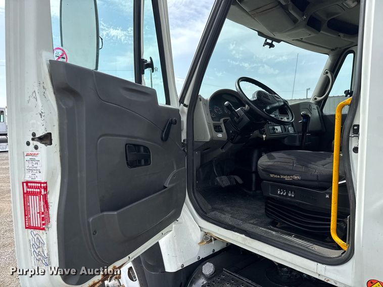 image for item DY0010 2009 International 7500 crane truck