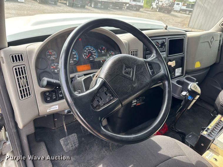 image for item DY0010 2009 International 7500 crane truck