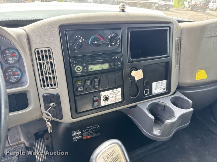 image for item DY0010 2009 International 7500 crane truck