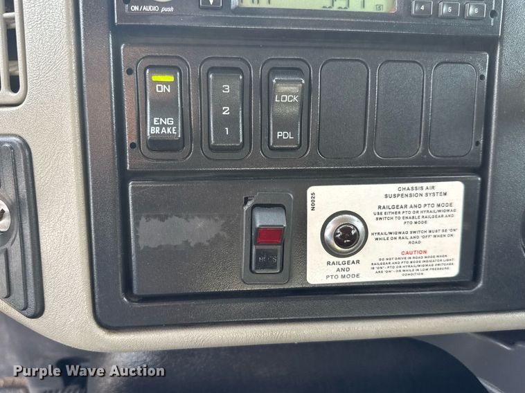 image for item DY0010 2009 International 7500 crane truck