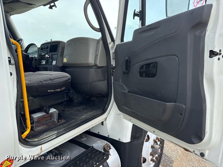 image for item DY0010 2009 International 7500 crane truck