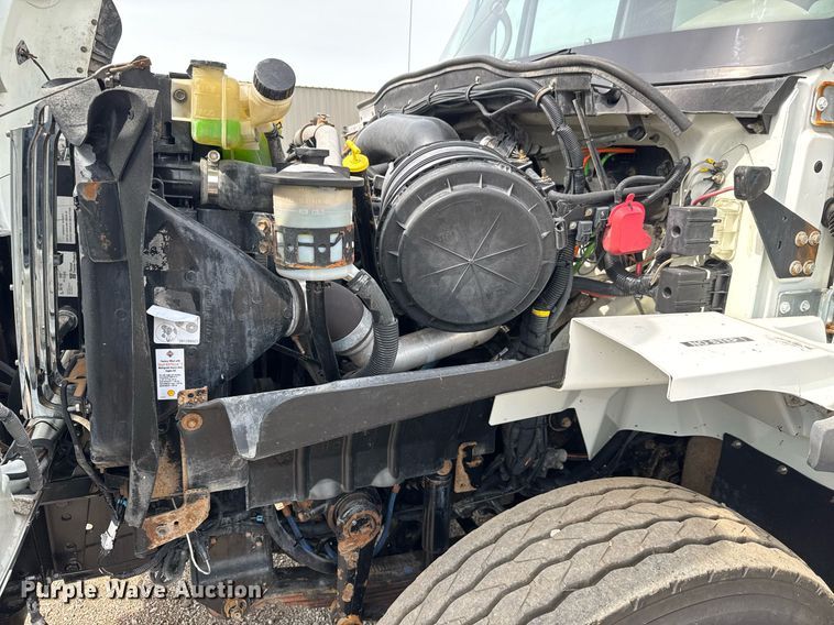 image for item DY0010 2009 International 7500 crane truck