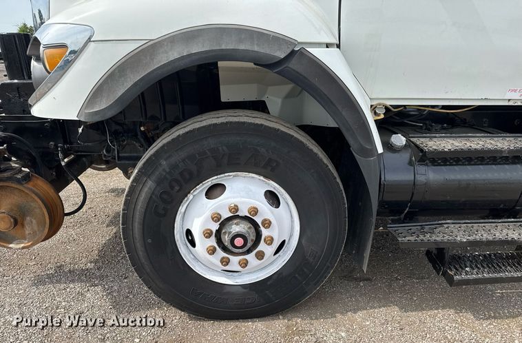 image for item DY0010 2009 International 7500 crane truck