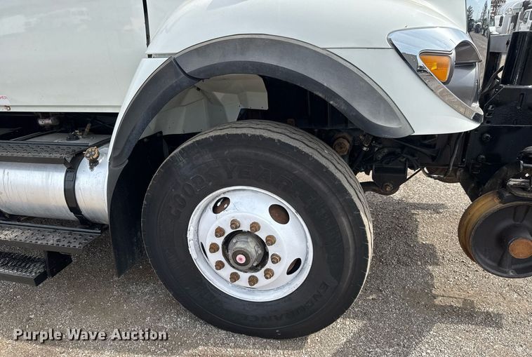 image for item DY0010 2009 International 7500 crane truck