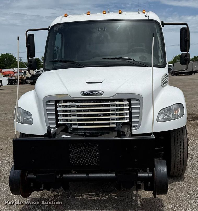 image for item DY0013 2007 Freightliner Business Class M2 Crew Cab flatbed truck