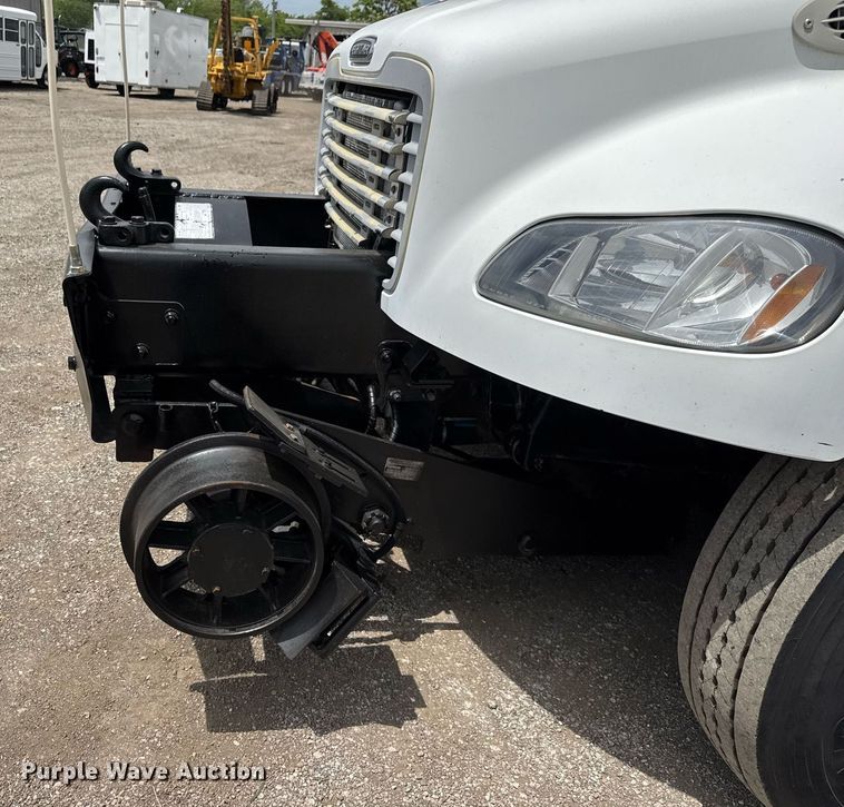 image for item DY0013 2007 Freightliner Business Class M2 Crew Cab flatbed truck