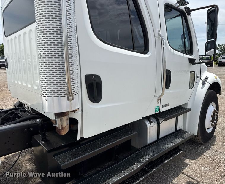 image for item DY0013 2007 Freightliner Business Class M2 Crew Cab flatbed truck